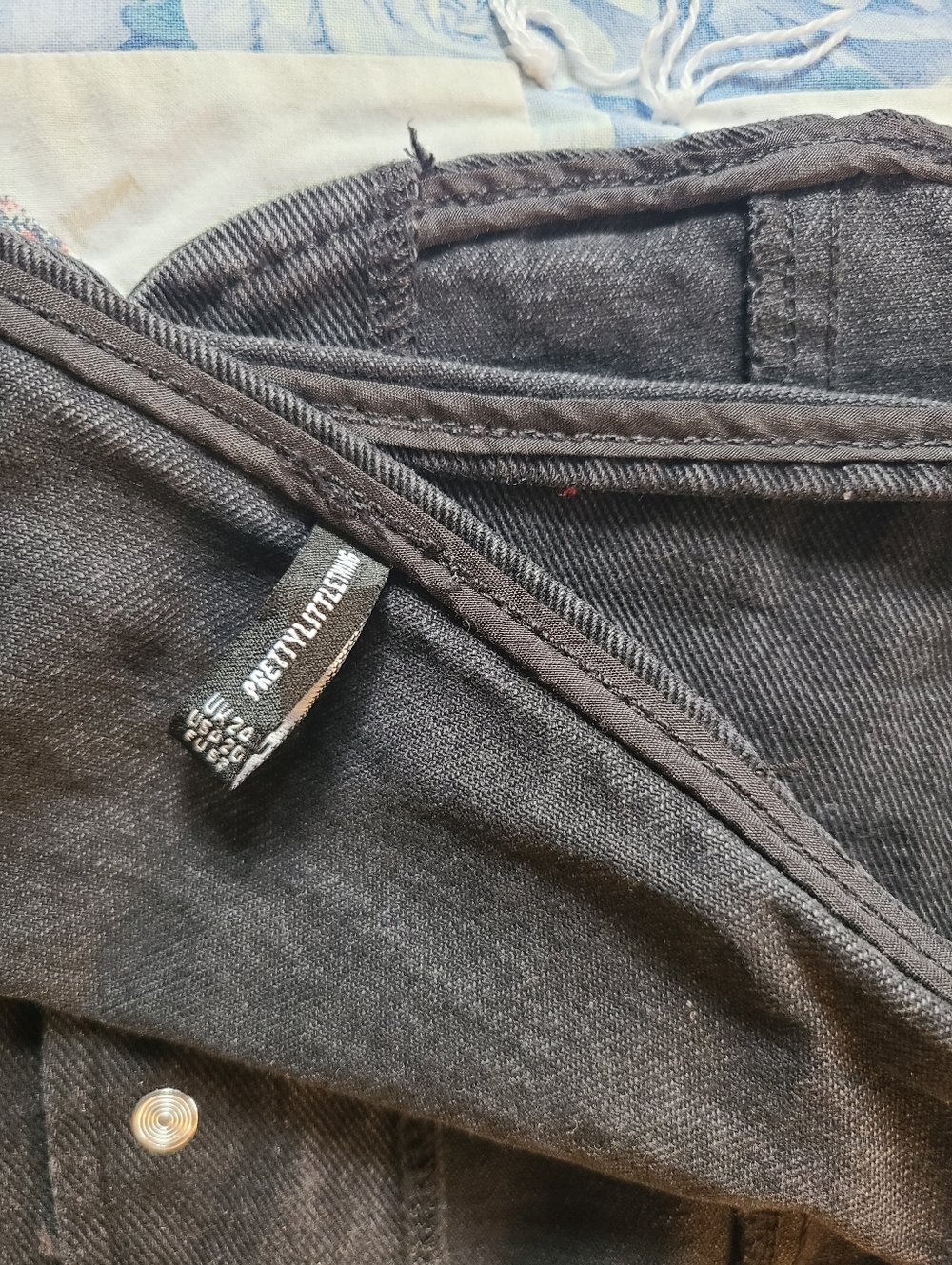 PrettyLittleThing Black Denim Button Front Crop Halter Top - Picture 5 of 7